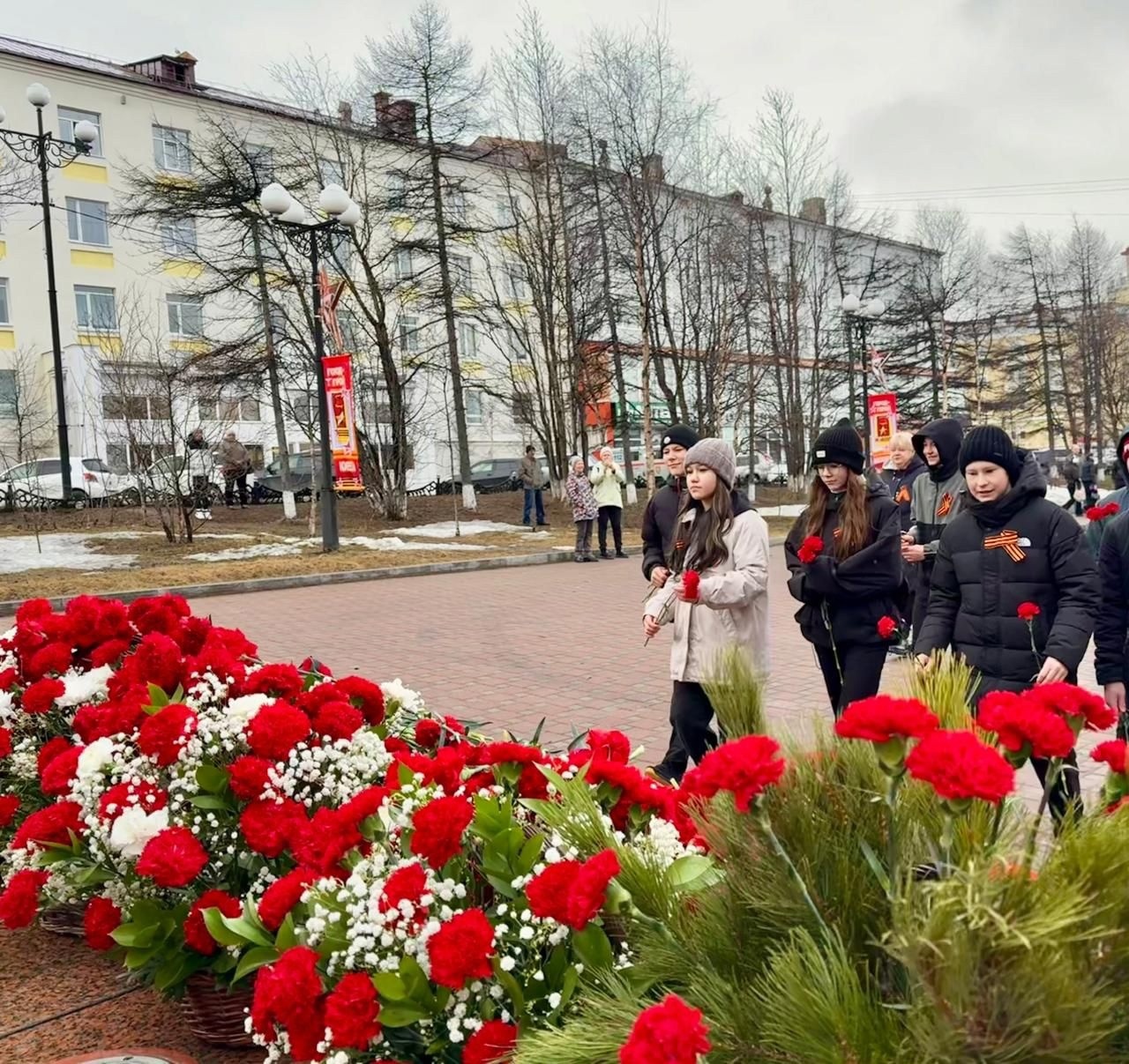 Возложение цветов в Сквере Победы..